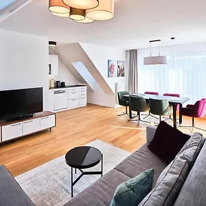 Myfavorit - Spacious Next To Puplic Transport U1 Direct Connection To Citycenter Apartamento
